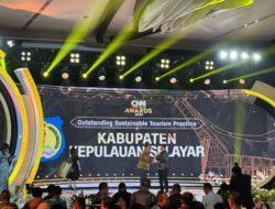 Bupati Basli Ali Terima Penghargaan dari CNN Indoensia Awards 2024