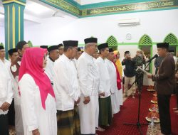 Bupati Basli Ali Lantik Pengurus dan serahkan Dana Hibah ke Masjid Besar Babul Khaer Benteng Selatan