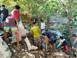 Puluhan Pemuda Tabang Gelar Aksi Bersih-Bersih Sungai